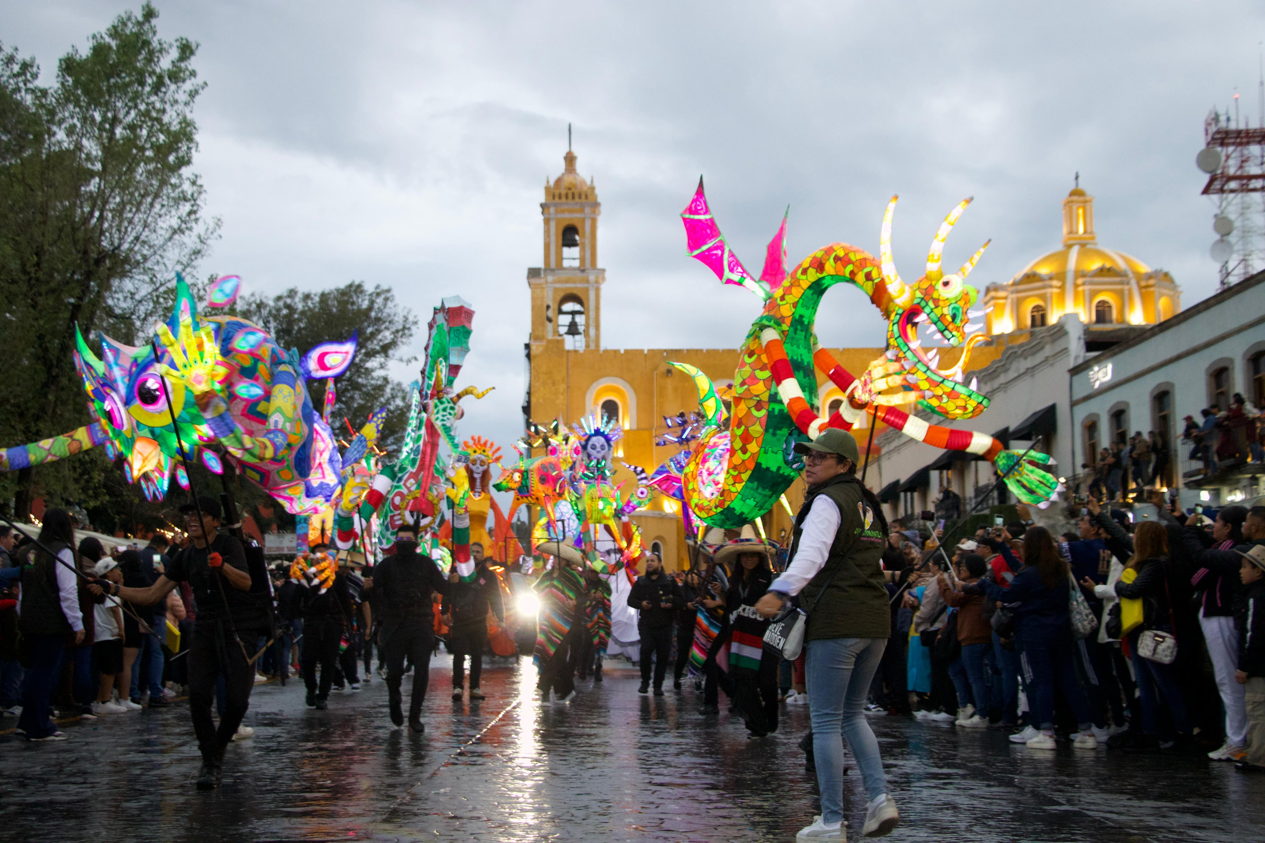 Miles de huamantlecos y visitantes disfrutan del Desfile de Huamantlada pese a la lluvia